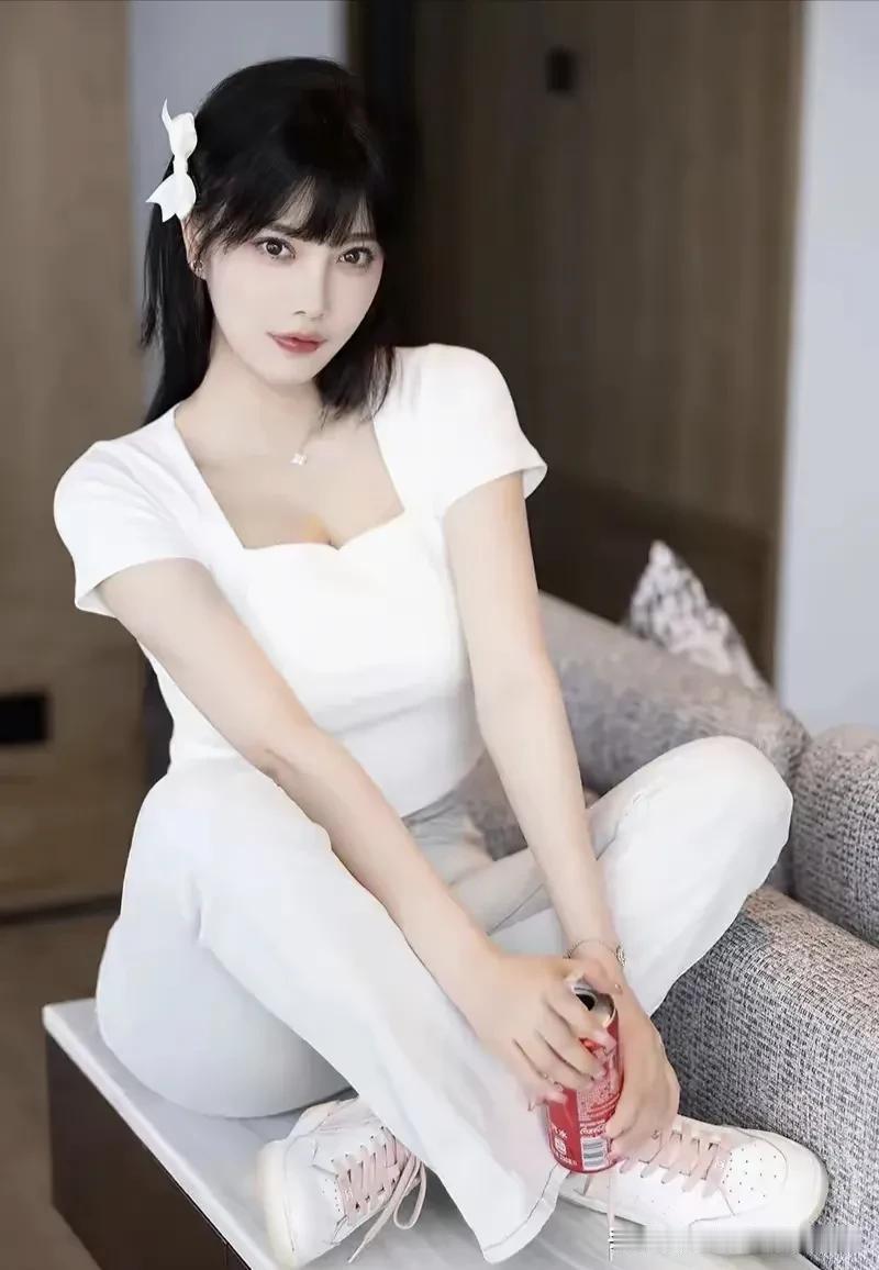 杨晨晨美图分享51，白色短袖＋紧身牛仔裤，肤白貌美，完美身材女性美图分享 美女写