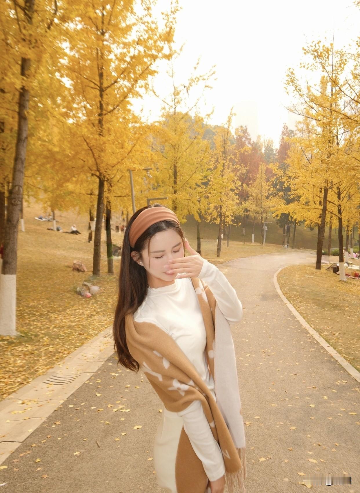 女人怎样穿搭，更显气质合身的衣服很关键，不要过于宽松或紧身。