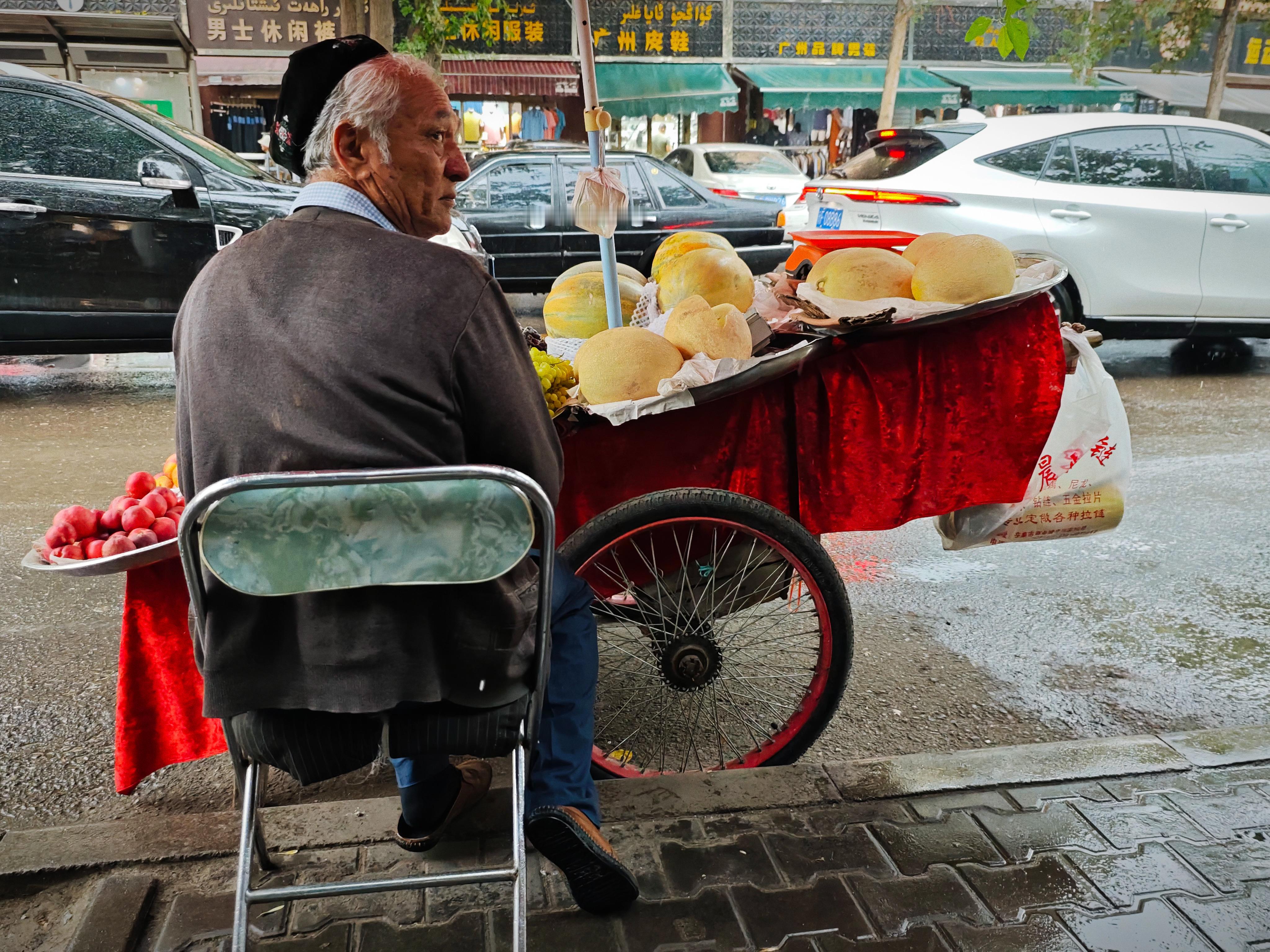 雨中伊宁瞎逛瞎拍就这么个异域感十足的边陲古城，也能看见一些有意思的车[doge]