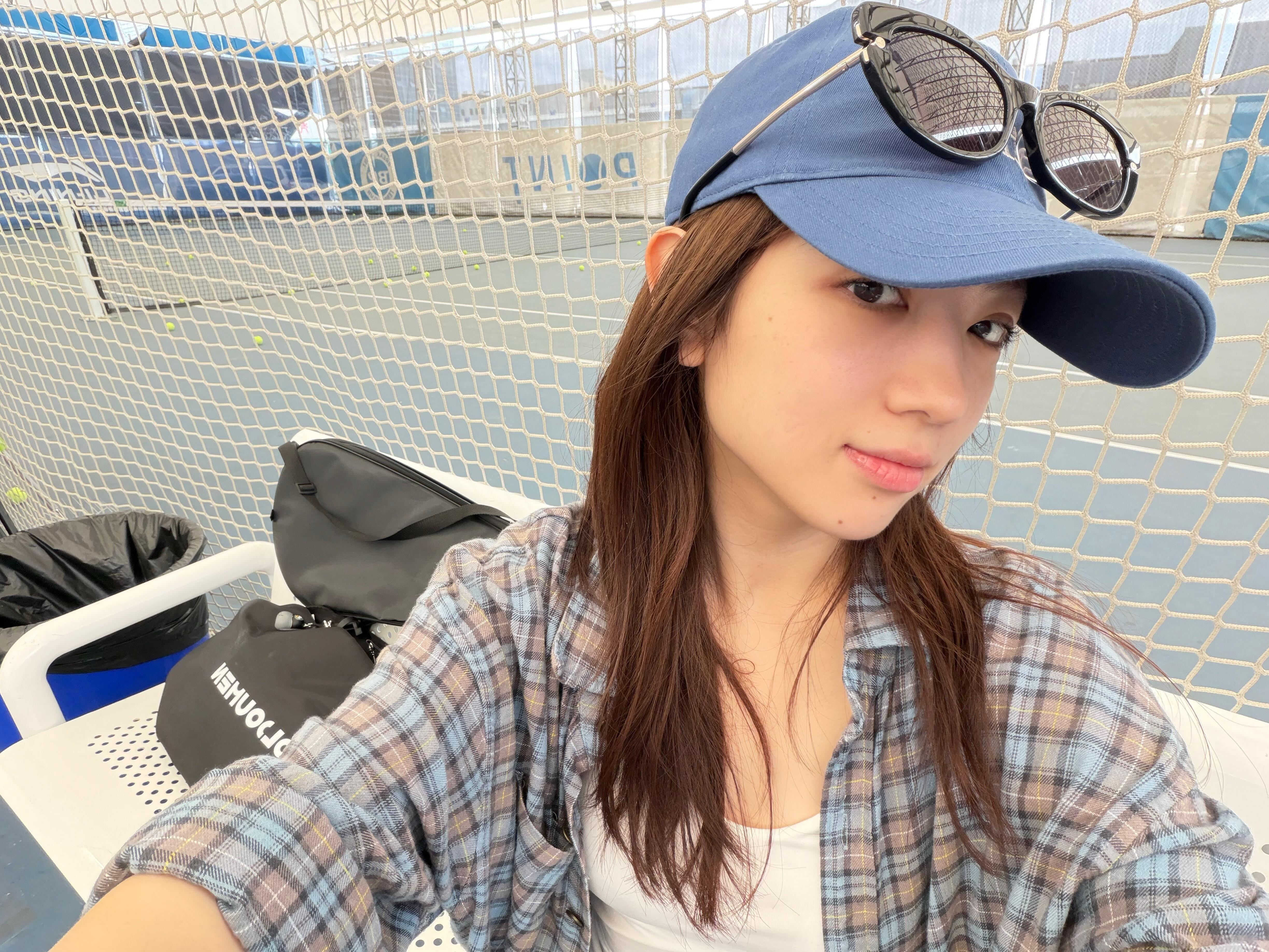 娃儿第三次露出自己去打网球🎾 