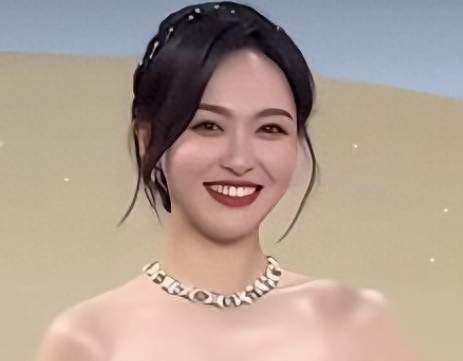唐嫣亮相红毯，一袭鎏金长裙，优雅动人