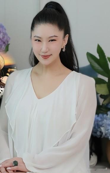 我怀疑CoCo只是一时冲动喜欢四哥这样的老型男，也怀疑CoCo只是想拿到好的资源
