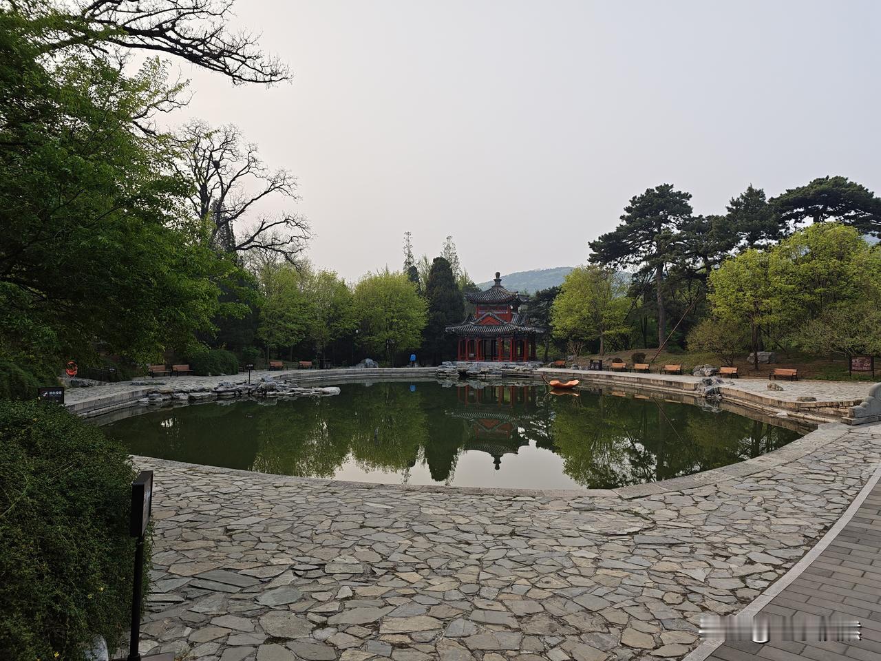分享一下你随手拍下的照片香山的眼镜湖。来到香山，他是必须来的地方。也是，爬山的起
