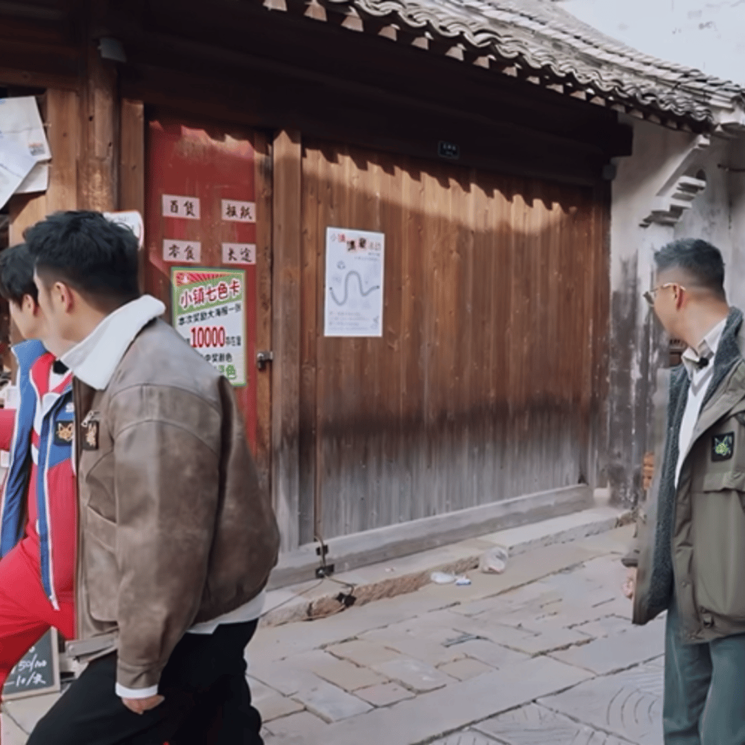 有其“父”必有其子 我家小禹嘴就没停过 还给家长展示呢“你看你看 我拿这么多” 