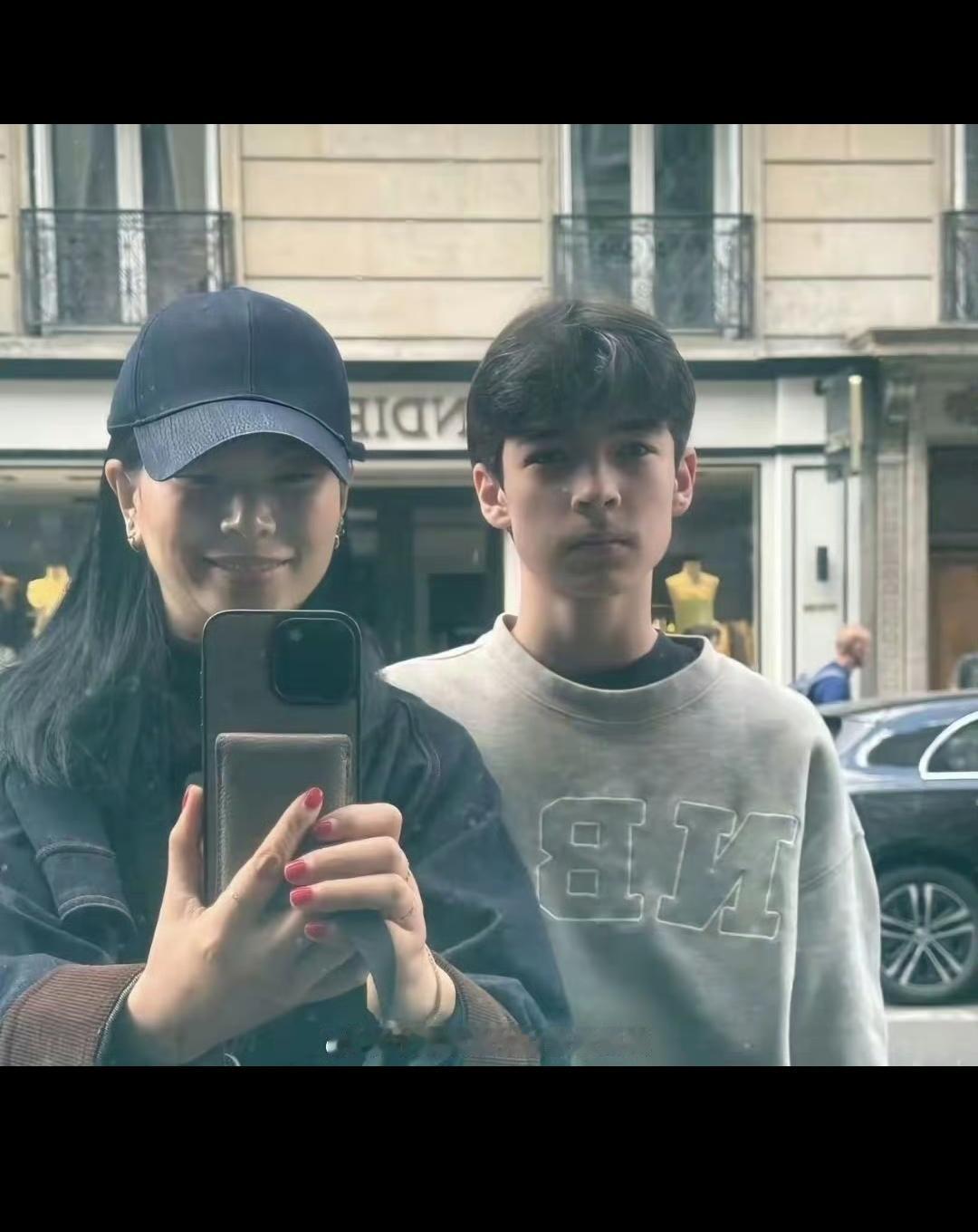 模特吕燕和她的混血儿子的正面照！
想想当年她刚进模特圈的时候都不看好她，甚至很多