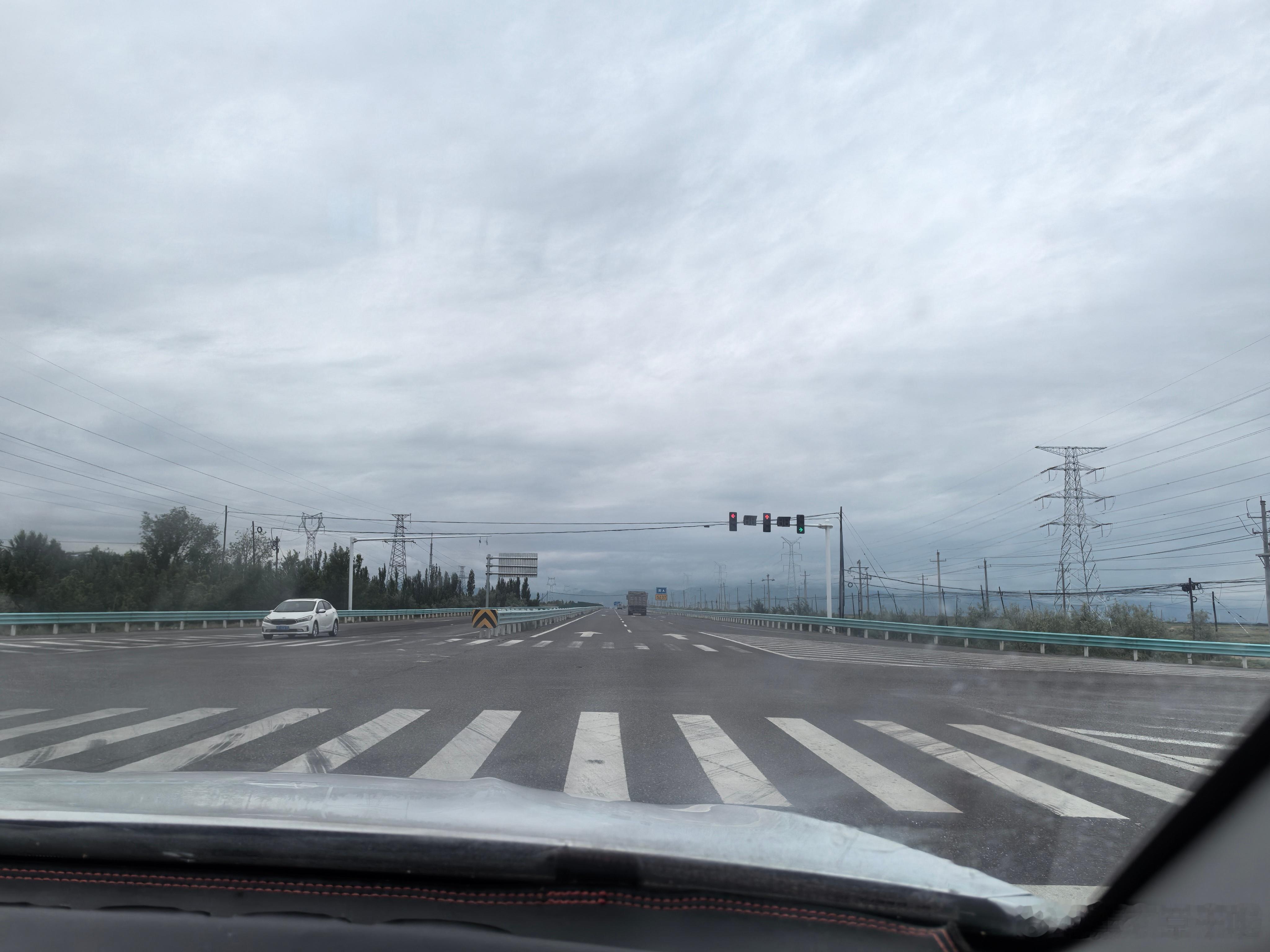 生活手记 好容易起个大早来看美美的伊昭公路结果封路！这运气也是没谁了。换个地方玩