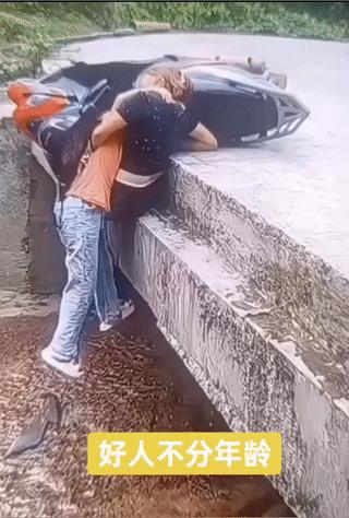 母女俩在乡村公路上出车祸！
妈妈拼命抱住女儿，不让女儿掉进水渠里！
幸亏有一个男
