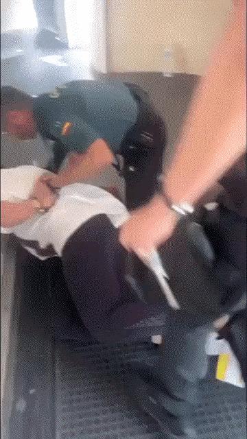 西班牙伏林航空公司挺牛的，因危害飞机安全，52名犹太少年在西班牙被请下了飞机，一