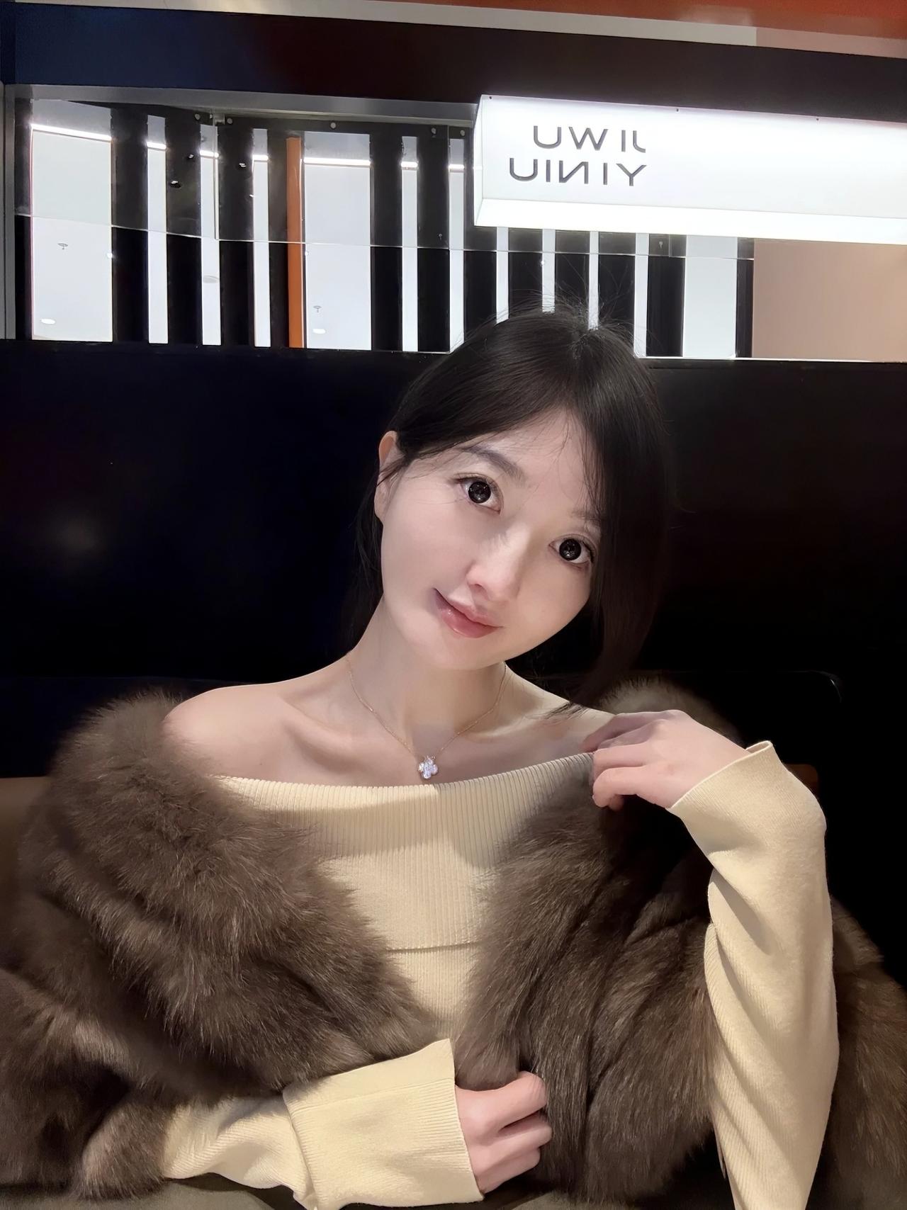 秋冬氛围感是皮草给的🍂
 
浅卡其针织衫+同色系皮草披肩
温柔到骨子里的配色谁