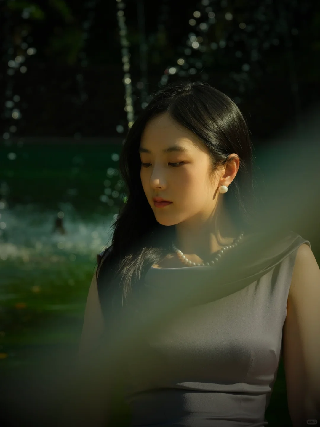 曼哈顿贵妇夏洛特在自家花园中