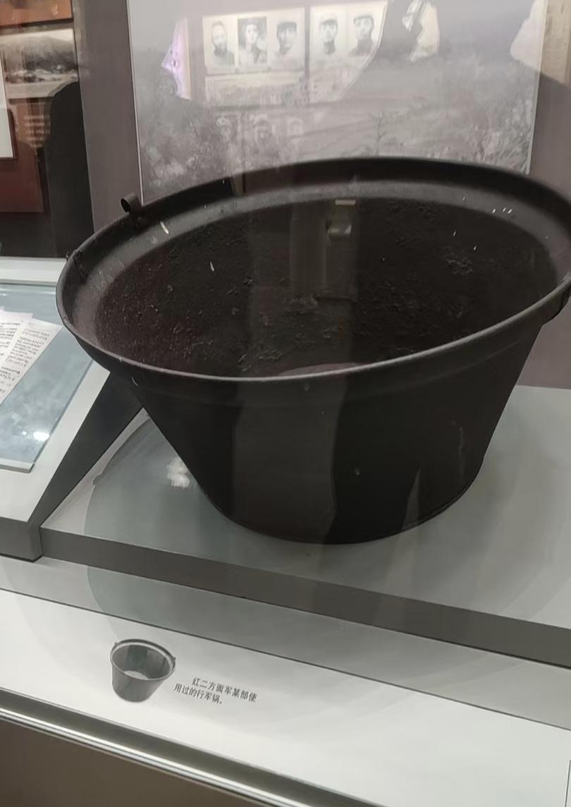 这是红二方面军长征时炊事员背的一口大锅。

长征时，虽然炊事员很少上战场，但他们