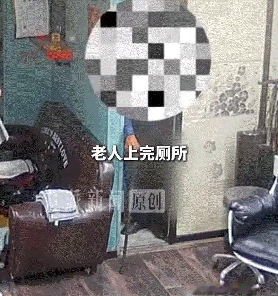 黑龙江哈尔滨，一老人来到一家理发店借用厕所，不料因老人腿脚不便，弄脏了厕所。而满