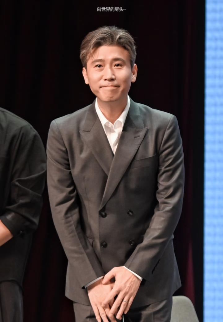 所谓的“负责”，本质是一笔巨额情感投资。
中年演员突然活跃在综艺上，背后往往是