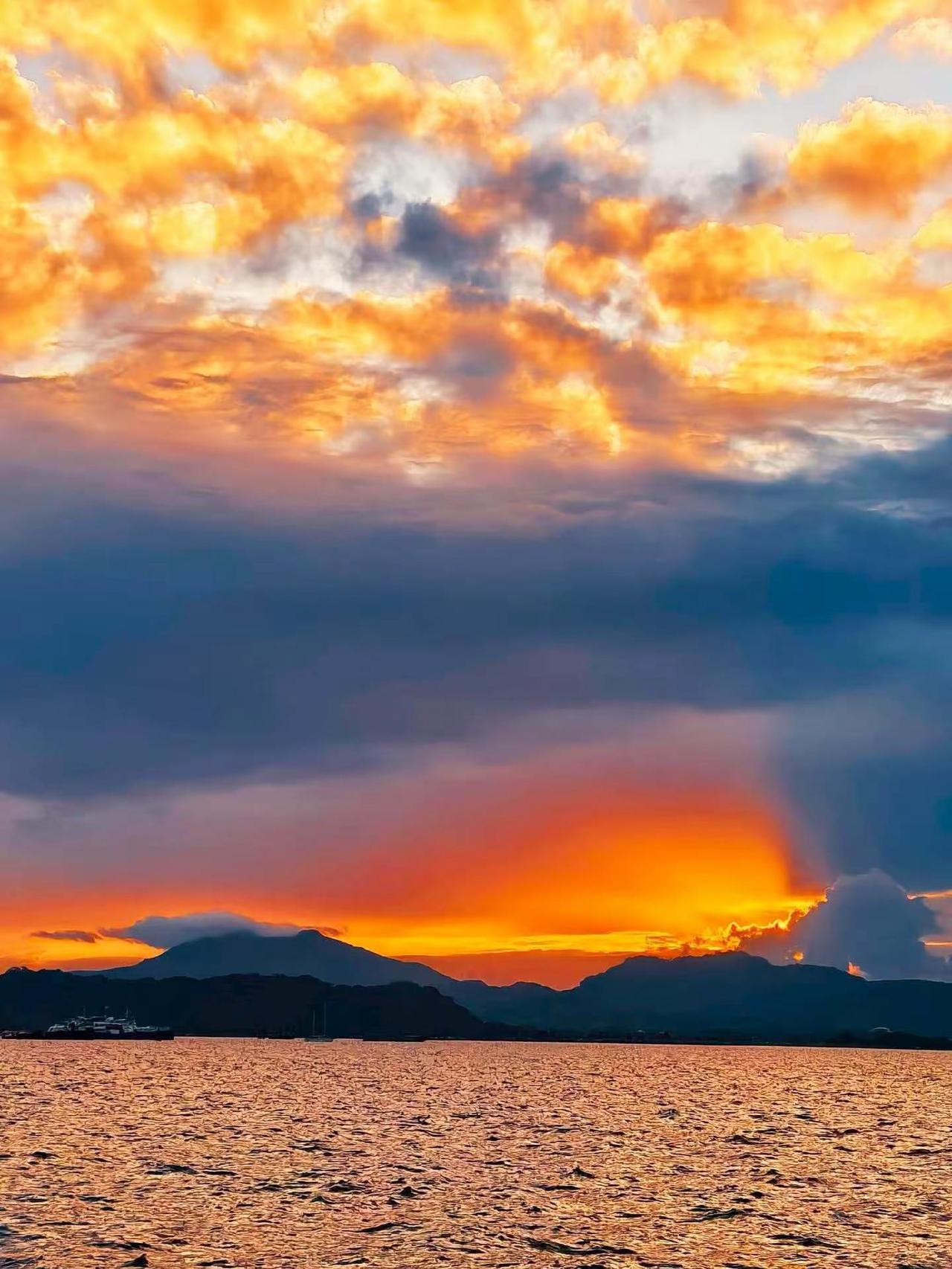 当年的你意气风发，什么都听不进去。正如现在的你，沉默寡言什么都说不出口。青丝白发