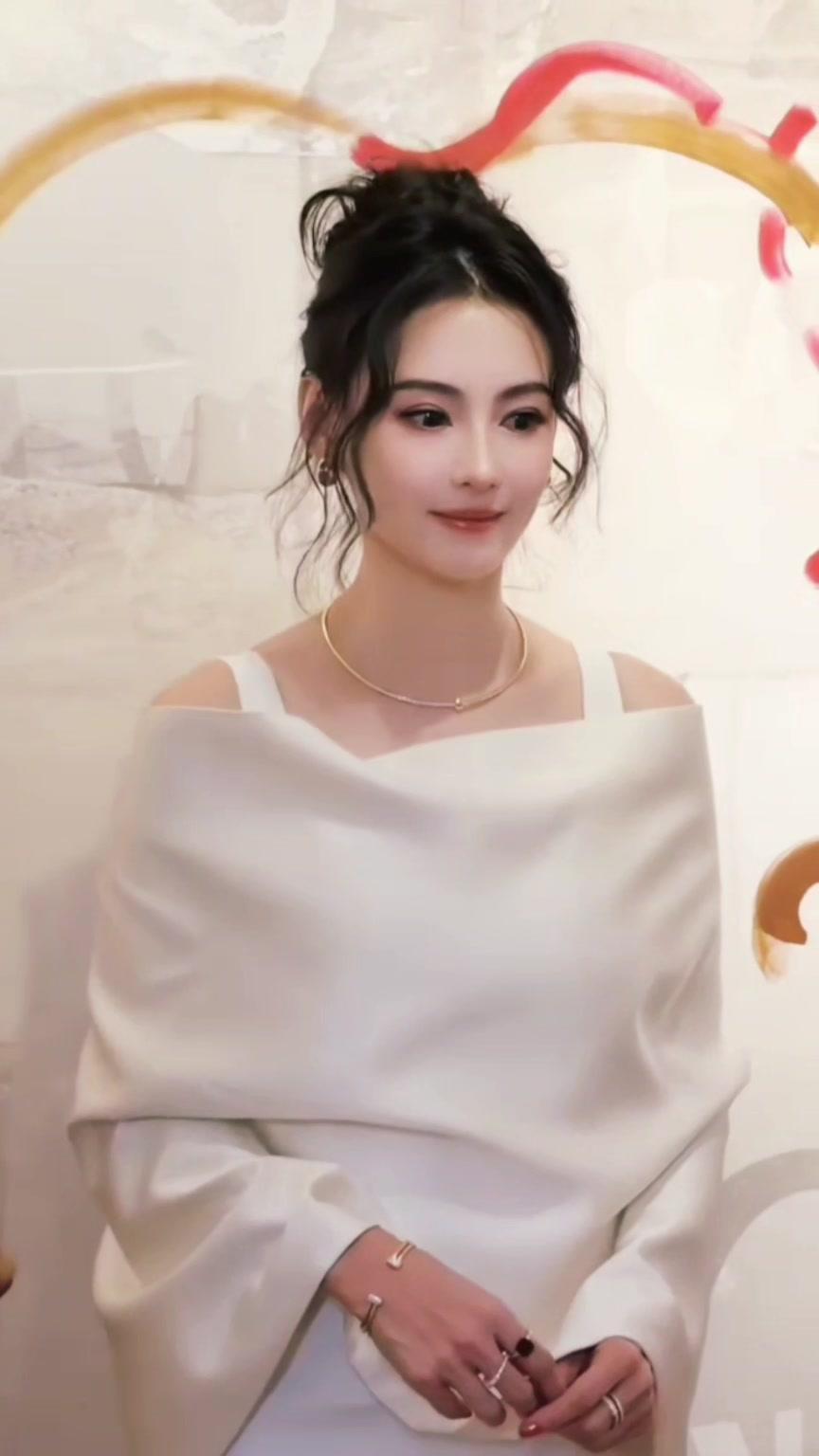 🌿一身白衣造型清灵又舒展，温柔感里裹着强大气场，状态好到发光，优雅气质真的怎么