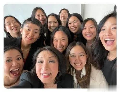 曾某某对CIA特务赛斯产生心理依赖，背叛丈夫，背叛人民。
       在白人对