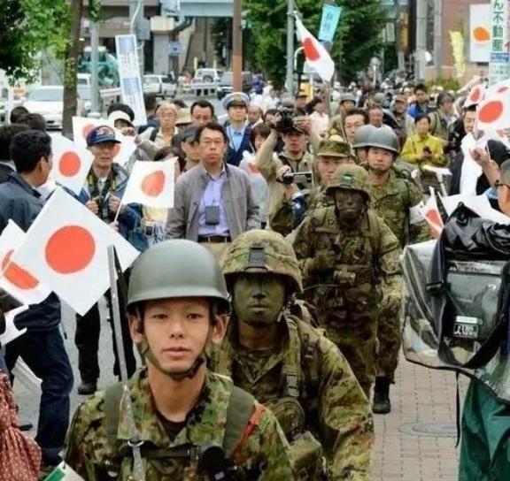 日本是不是在备战？直接说答案，很有可能。日本的国运衰落速度快得惊人，日本的GDP