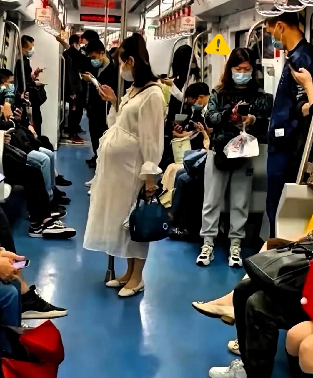 昨天上海9号线地铁上，一个孕妇站着五站无人让座，她突然蹲下众人以为要生了，谁知一