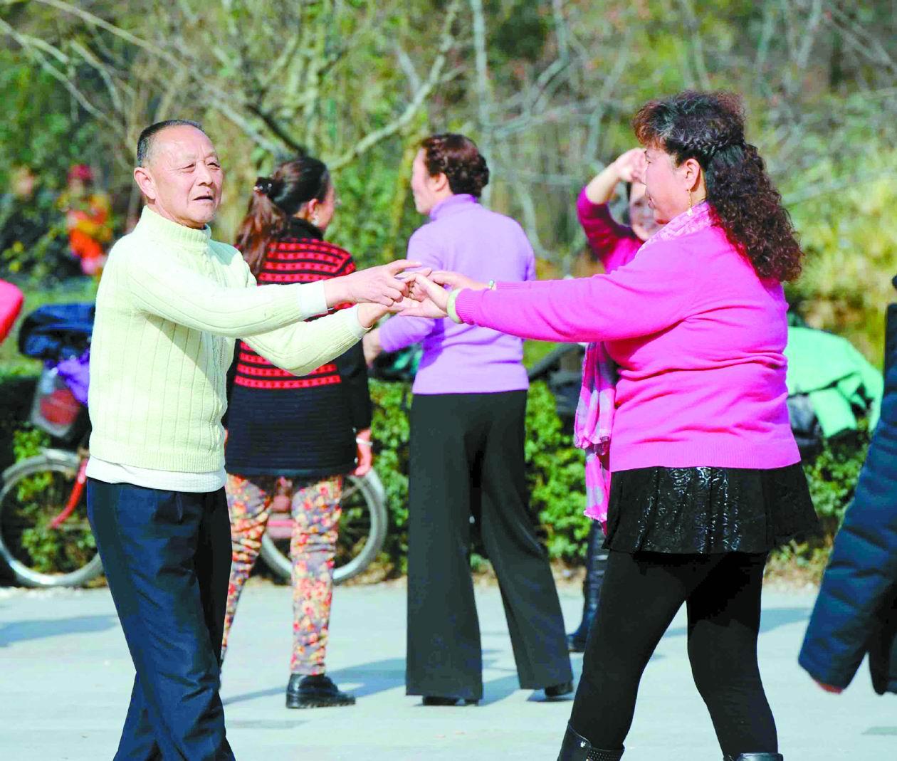 中老年舞厅/广场双人交谊舞的“舞伴”——它更偏向社交属性，门槛不高，但也有它的“