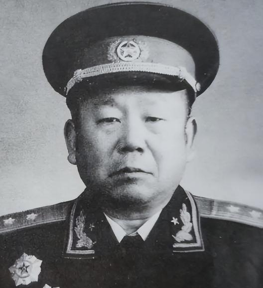 1952年，毛主席视察黄河时，看见一群国民党起义军官正在黄河边搬石头、夯堤土，毛