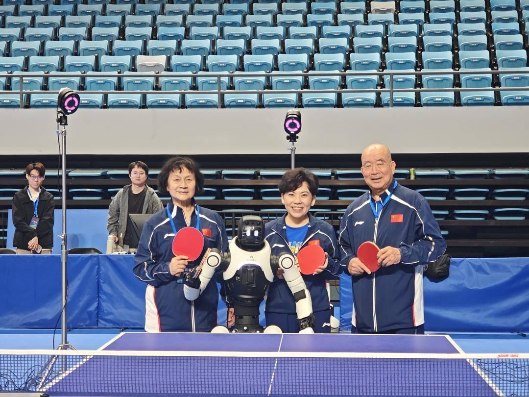 小球转动大球，科技续写传奇。4月10日，中美“乒乓外交”55周年纪念大会现场，智