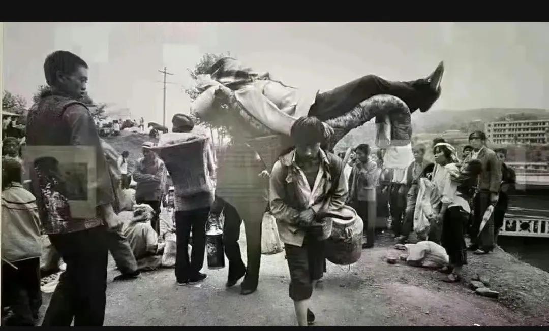 1991年，云南宣威，一位普通的农民大哥用竹篓背着他刚“结完扎”的妻子回家，这个