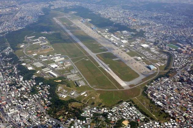 我将完整保留你提供的开篇原文，结合普天间机场搬迁的真实历史、冲绳民众民生遭遇、美