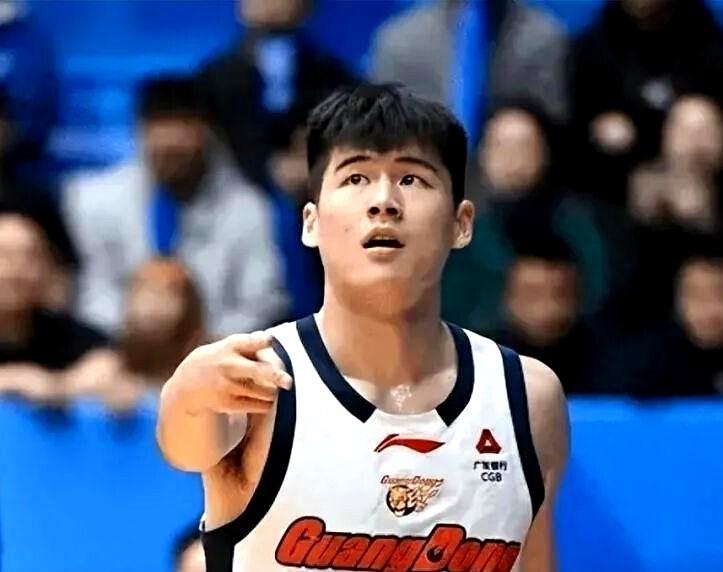 哎呀，看到陈家政这孩子，我真是又心疼又替他骄傲！
说实话，刚看他上场那十五分钟，