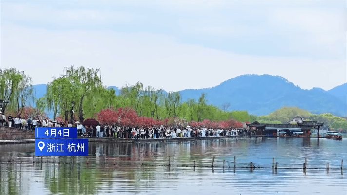 西湖陪拍师火炸了！学生日赚1800，这钱真好赚？
 
清明的西湖挤爆了！可比游客