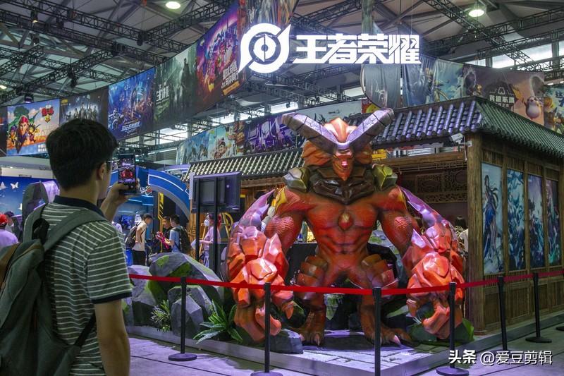 手游是否会变成“电子鸦片”，真是个有争议的话题。
有家长跪求国家全面禁游，觉得它
