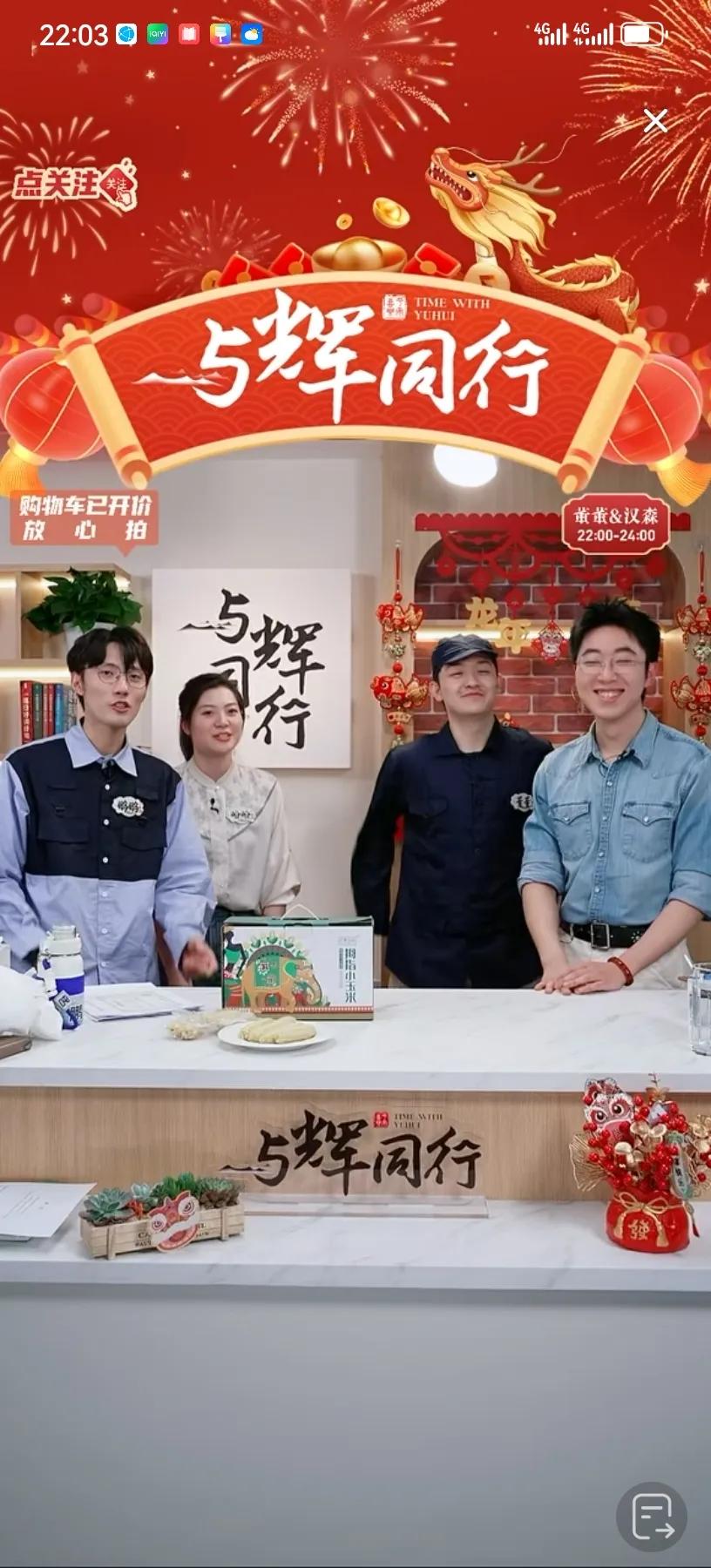 今天董董这身装扮有意思，穿着一套深蓝色工装，还戴了个配套的蓝色帽子，还画了个八字