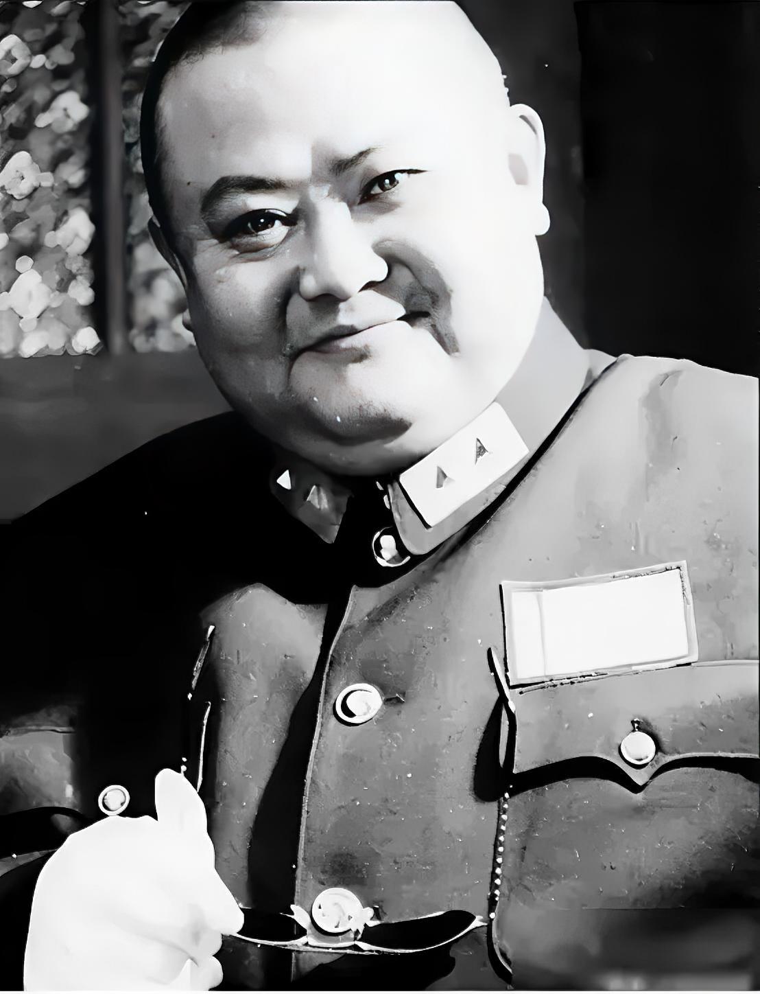 1927年冬，杨森宴请手下师长范绍增，准备趁机将他除掉，范绍增察觉不对，连夜乘坐