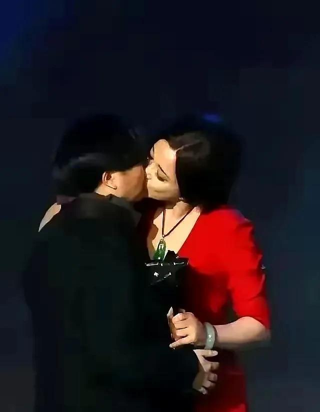 刘晓庆这一吻，直接把我看精神了。
七十多岁的人，还在屏幕上跟岁月“肉搏”。
这点