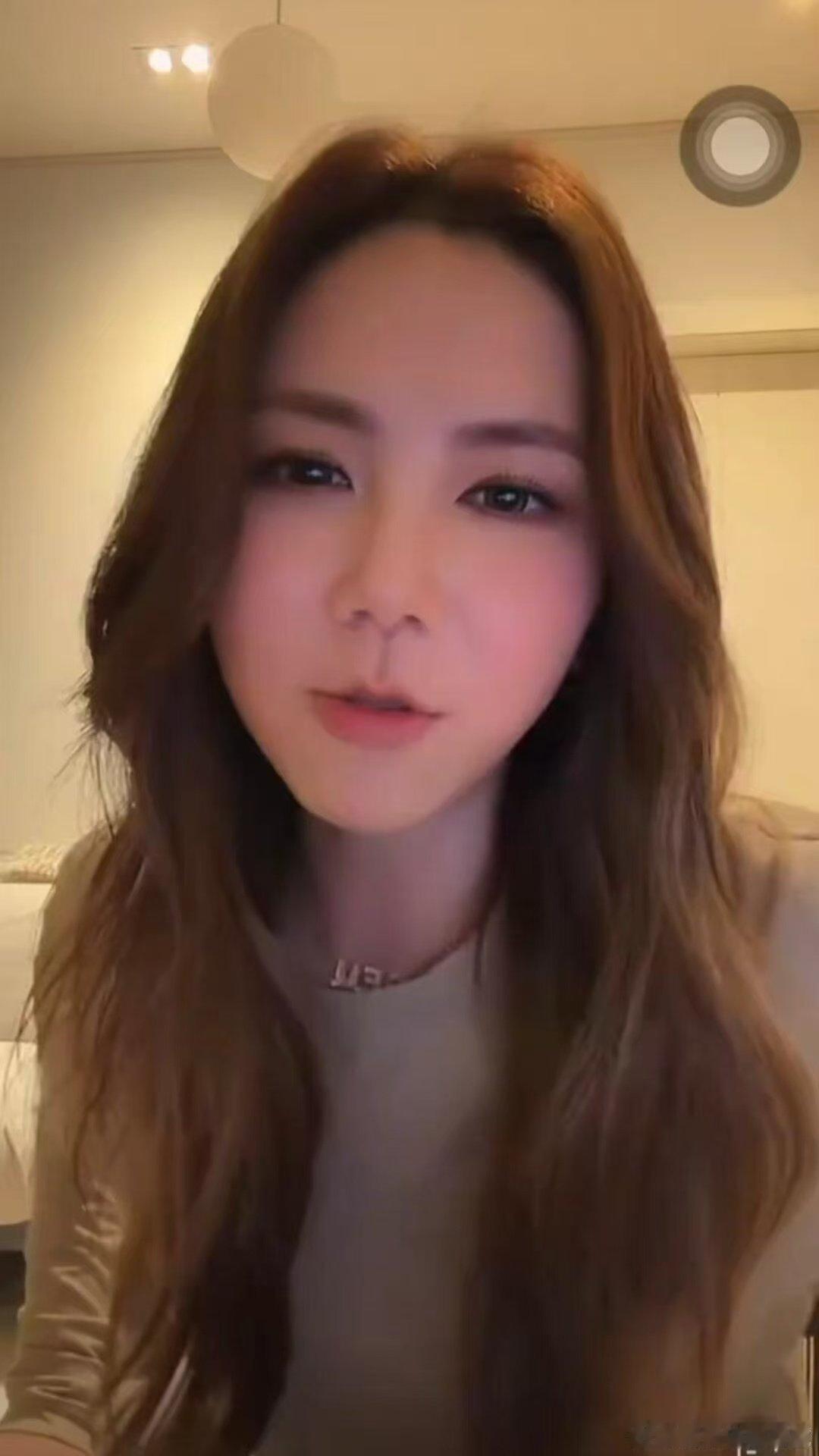 歌手直播邓紫棋的兵攻占歌手了这场面太好笑了，歌手直播评论区随处可见歌迷，悄无声息