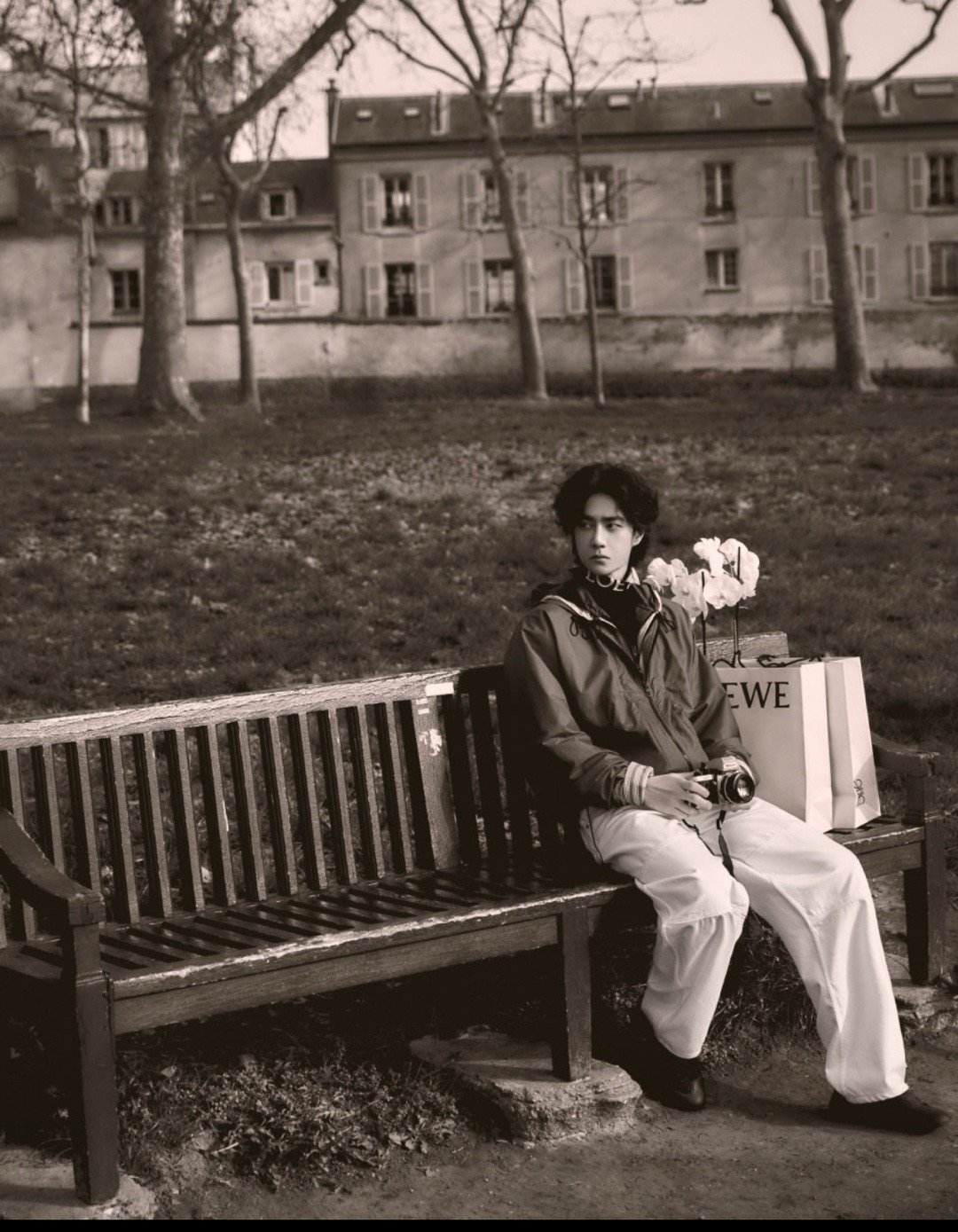 王一博巴黎时装周首场大秀造型来了，顶级巨星，文艺青年❗❗❗ 