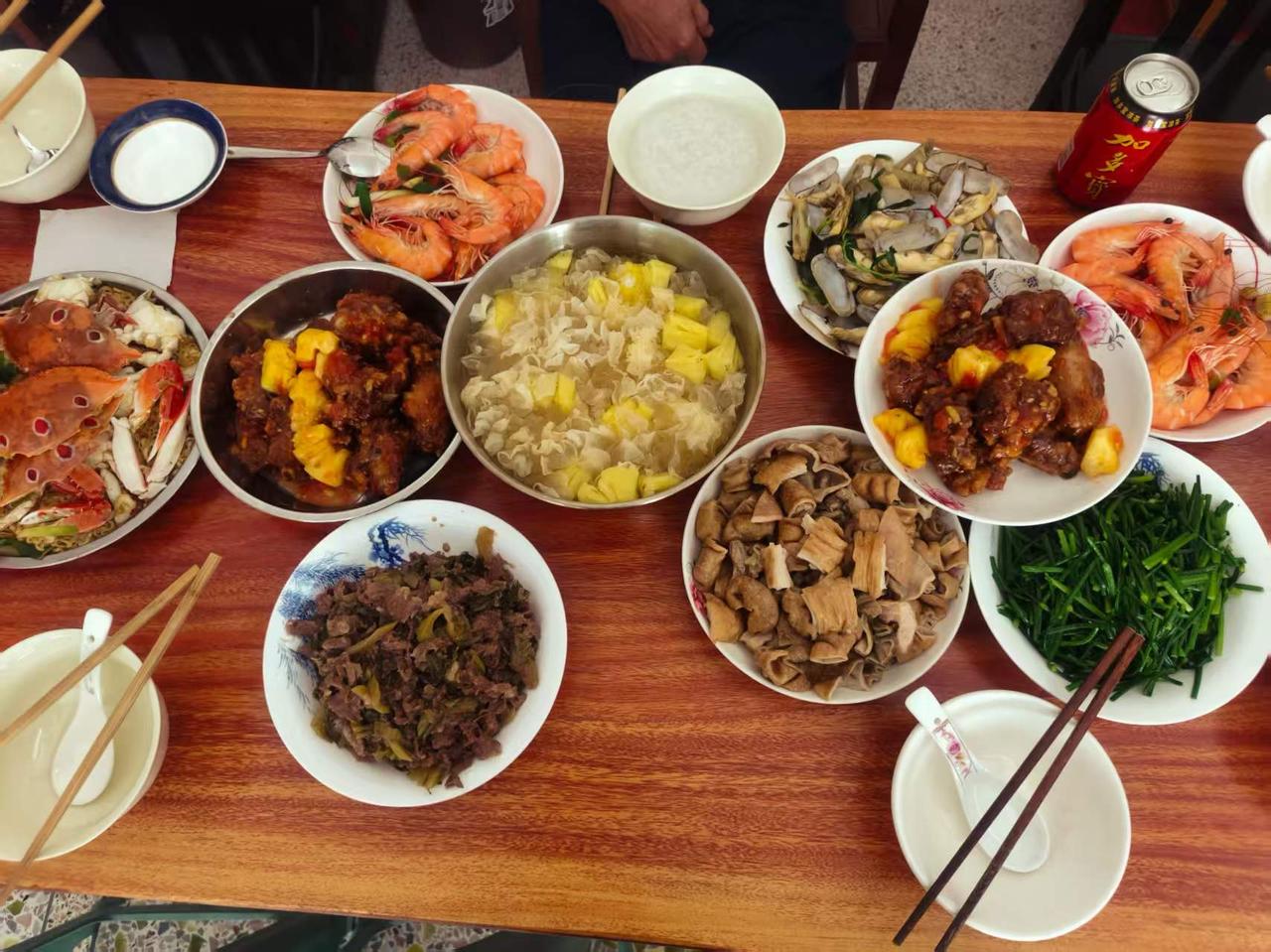 我家的普通午餐VS韩国韩定食宫廷餐

我家的午餐有牛肉，大虾，猪大肠，韭菜花，蛏