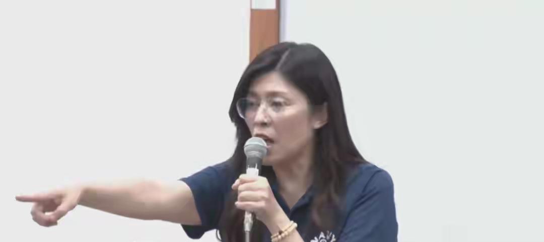 国民党主席郑丽文的两岸统一立场，近期似乎往回收了点，有人就此断定：她就是一个投机