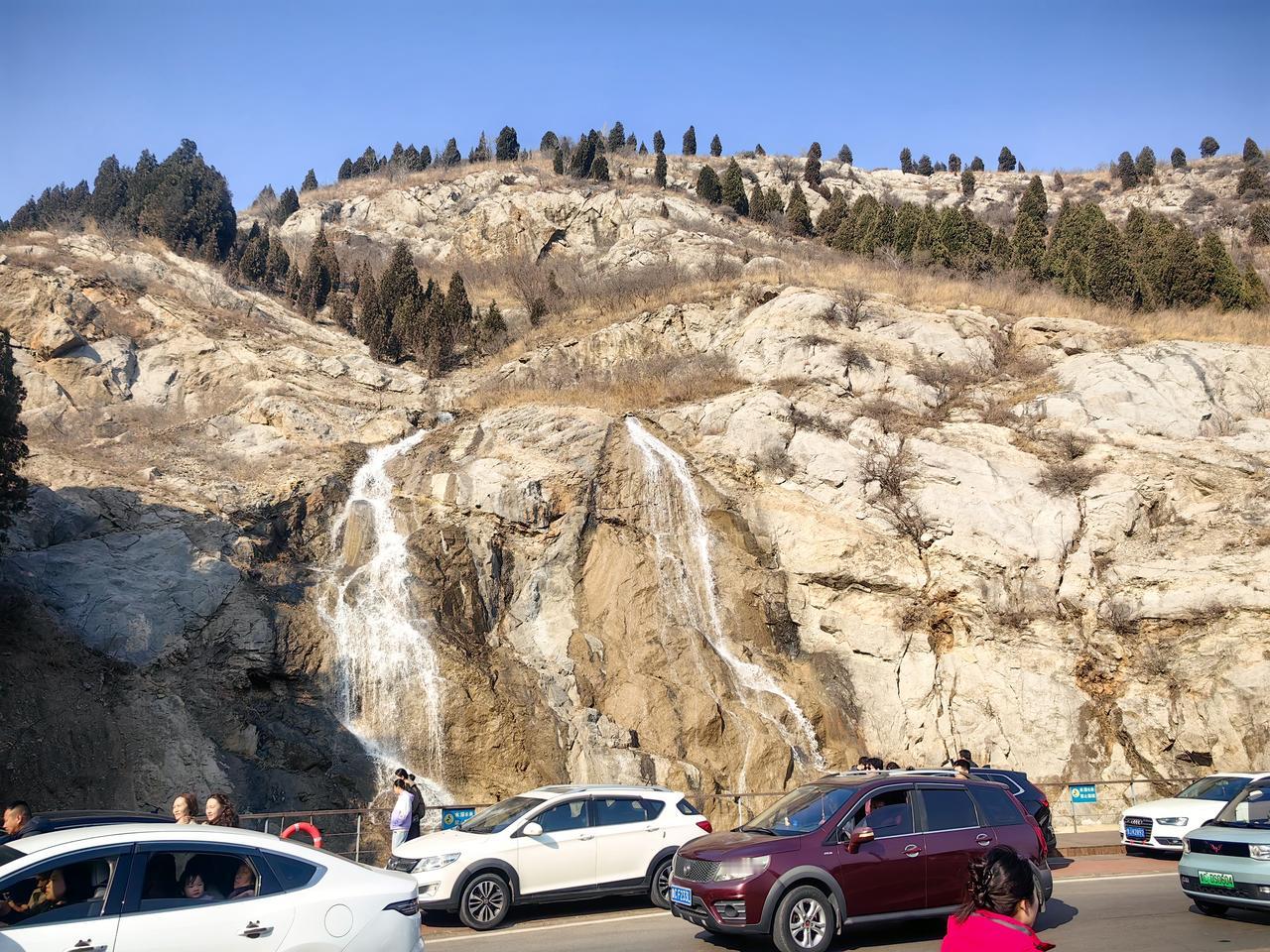 带孩子们去淄博玩儿了两天，去的八大局，看的灯会，周村古城，琉璃馆，红叶柿岩，喂了