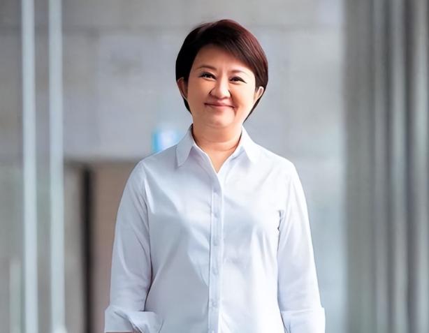 卢秀燕果真没让人失望！6月15日，卢秀燕在抵达桃园机场后，面对媒体时表示，这次为