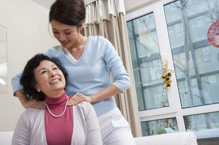 69岁的张大姐生病住院了，她希望女儿能回来照顾自己。但是女儿却回答说：小时候，你