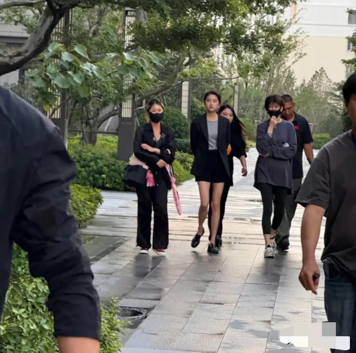 关晓彤身高好高啊，比旁边女士都高