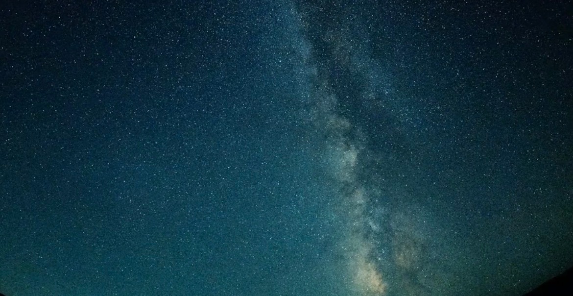 你们看流星了吗？刚才在银河旁边飞过一颗很亮的流星☄️ 