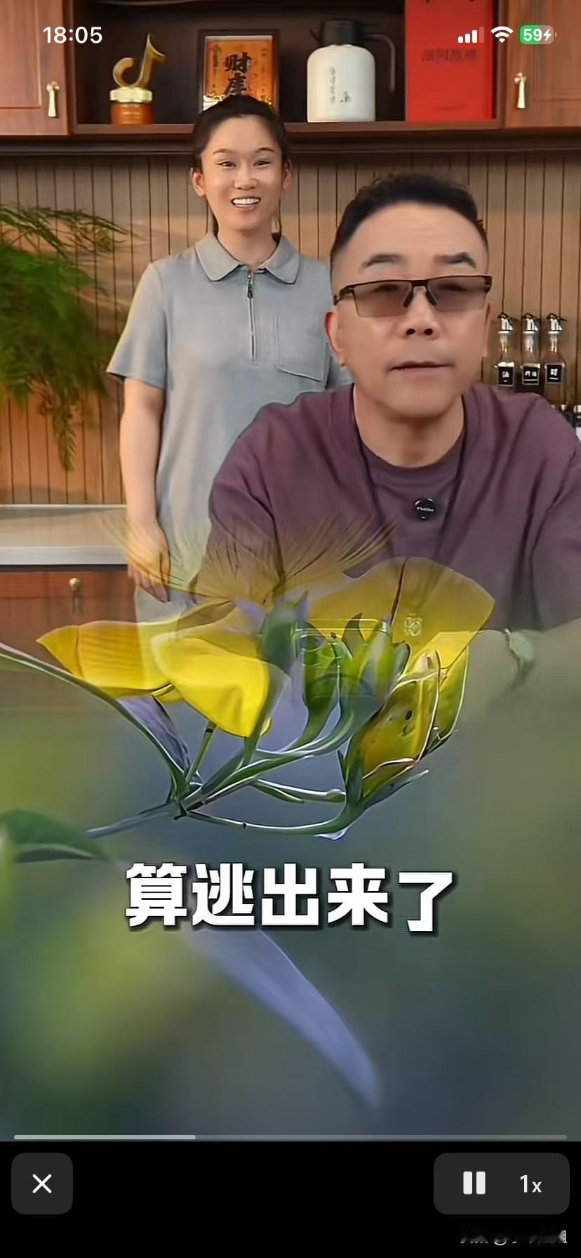 杨义直播时，有粉丝好奇问杨义是真的离婚了吗？
杨义轻松的，直言不讳地说，是真离婚