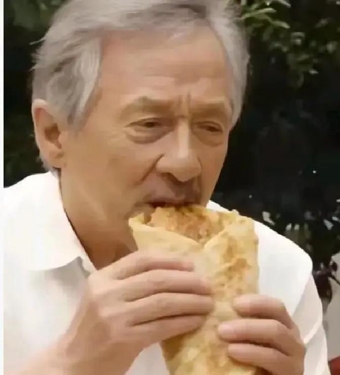 70岁还在打，家却散了
 
片场一声开机，他照旧从三楼跳下。收工回酒店，儿子房祖