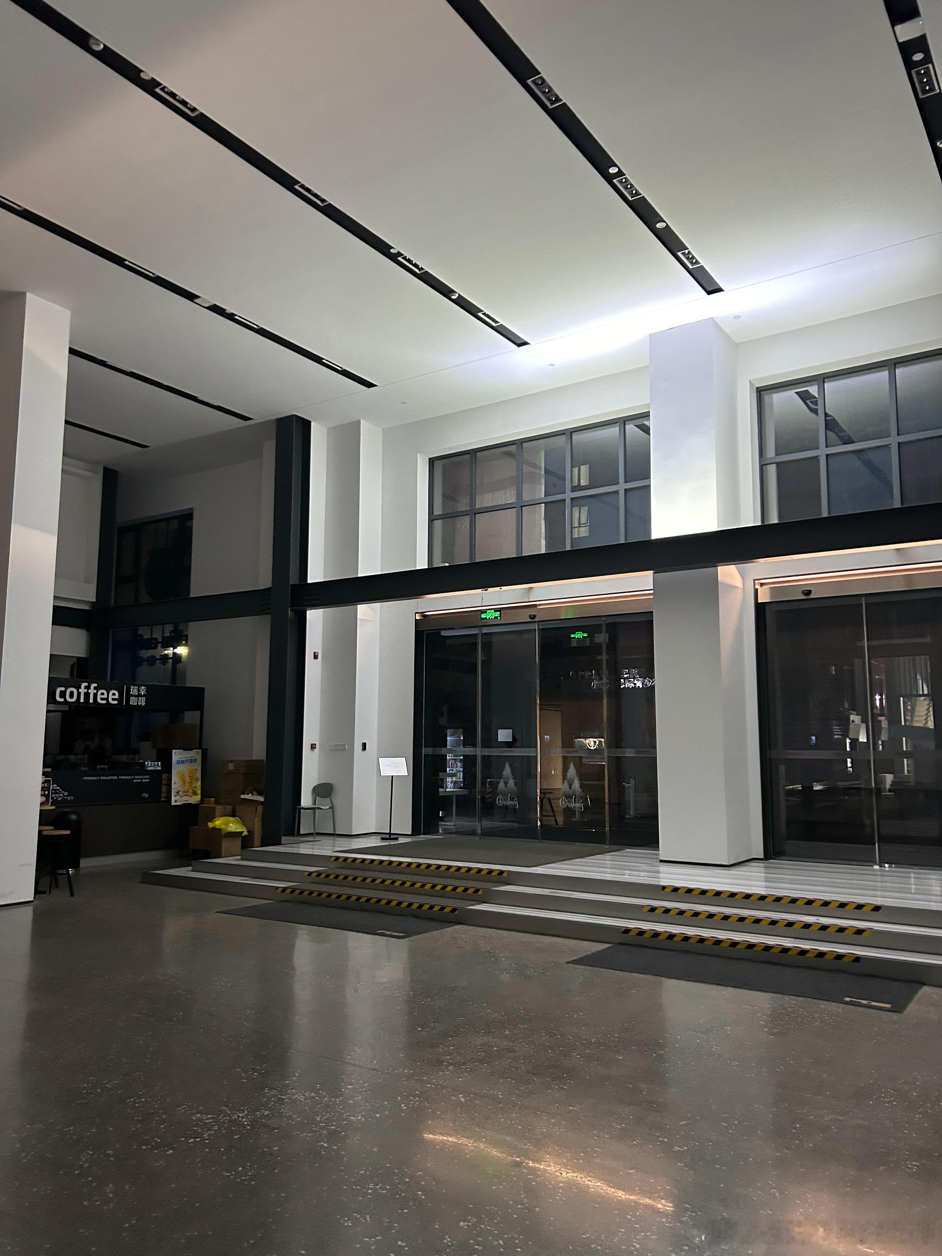 下班[晕][晕][晕]从早上9点一直到现在，我的嘴嘚吧嘚吧就没停过。今天晚上直播