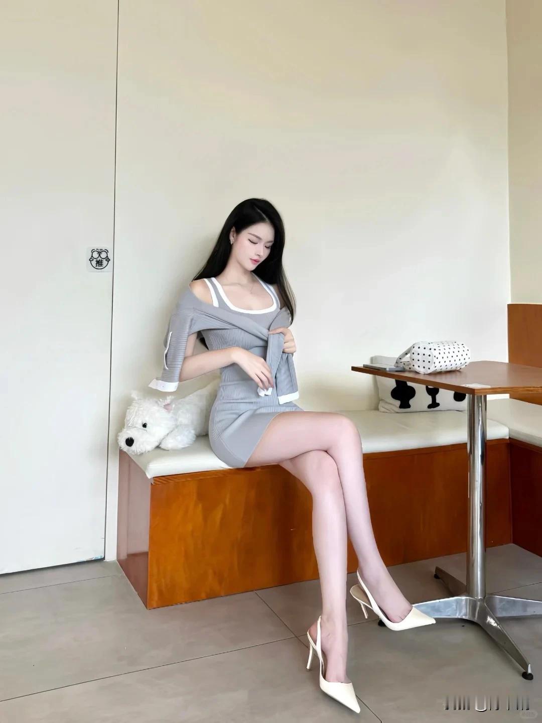 一袭烟纱衬玉肌，青丝垂落黛眉低。
轻拈罗袂凝娇态，斜倚芳阶映雪蹄。
素履尖尖裁月