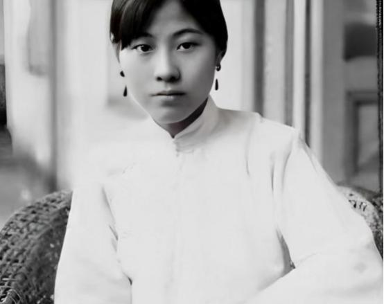 一天晚上，四川军阀杨森留宿九姨太蔡文娜房中，二人激情缠绵一夜，次日清晨，蔡文娜醒