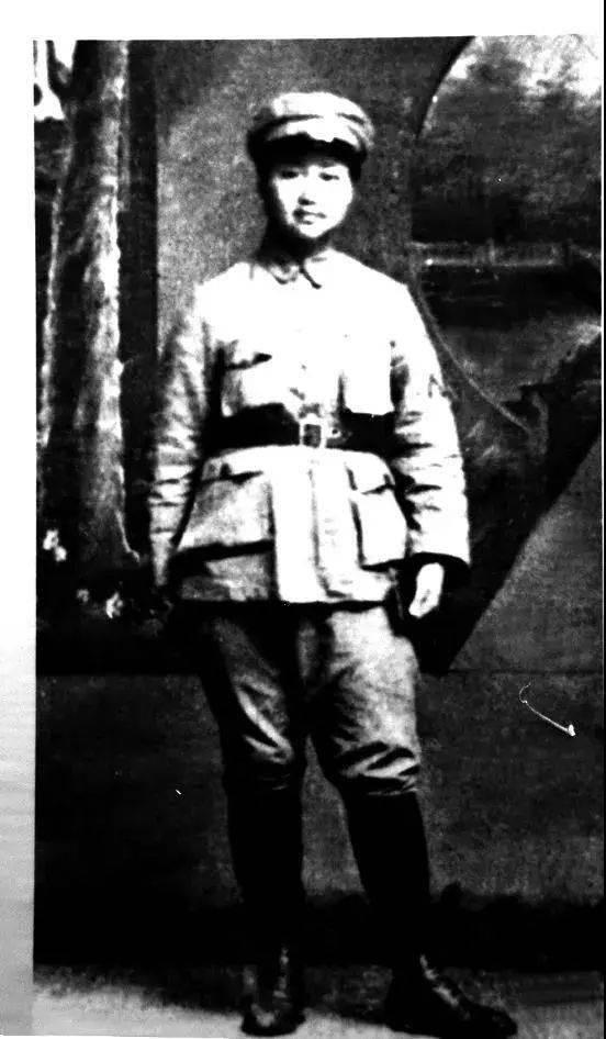 1927年，一19岁的女战士被敌人杀害，敌人竟扒光她的衣服，将她的遗体肢解，还将