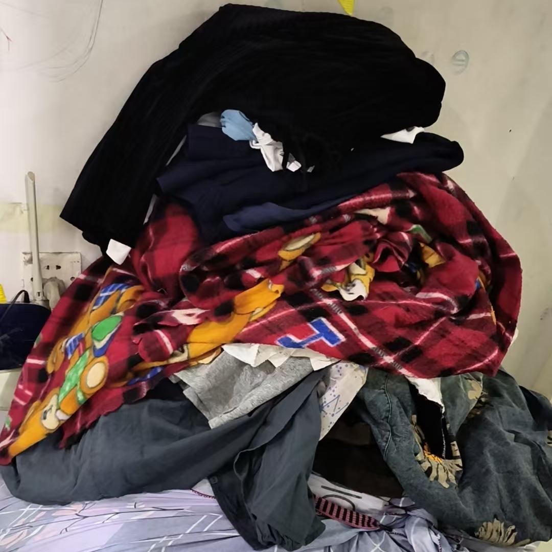 今天在家整理了一些旧衣服，本想捐掉，但突然想起来，好像有人专门回收，想着现在连纸