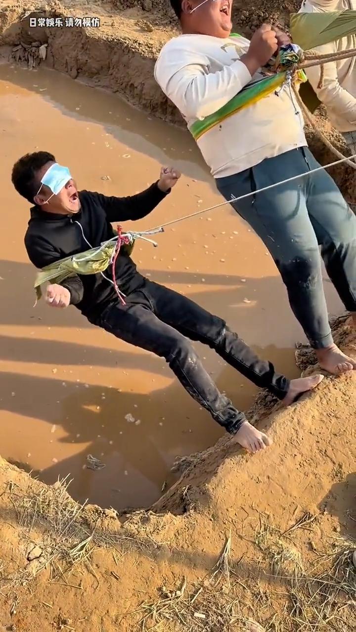 准备好了吗？开始。
·剪子包袱锤，还有我。平了，剪子包袱锤，不会输。
·再来剪子